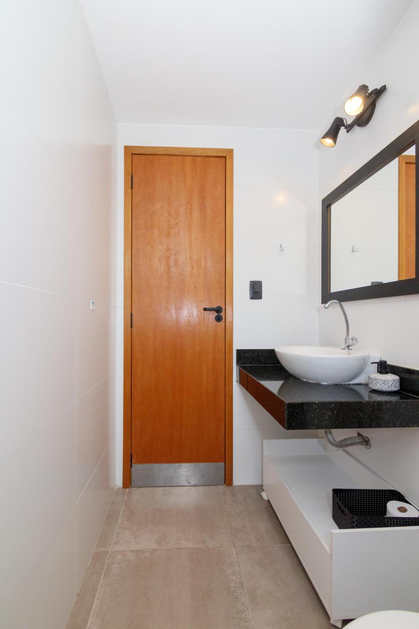 Local 102 Apartemen